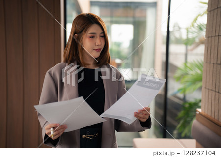 Businesswoman to analysis graph company financial. 128237104
