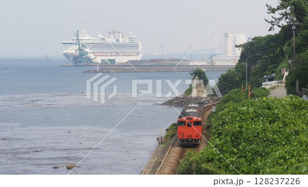 氷見線と豪華客船 氷見線と豪華客船 128237226