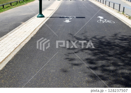 Road markings in Israel 128237507