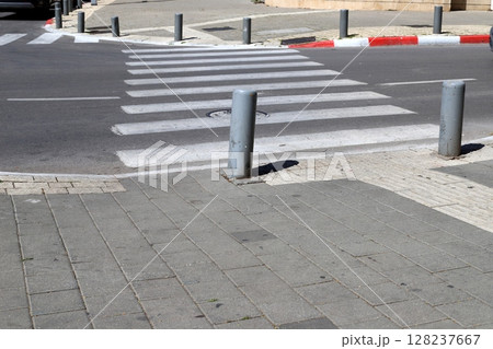 Road markings in Israel 128237667