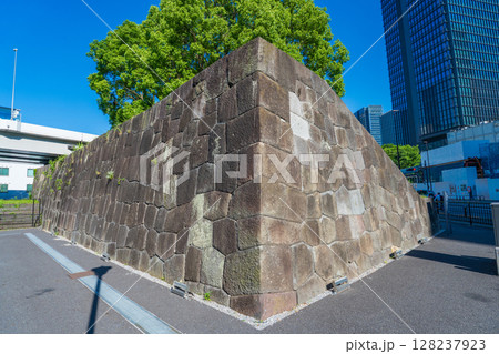 東京都　今に残る江戸城常盤橋門の桝形の石垣 128237923