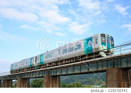 鮎喰川橋梁を渡る1500形気動車(JR四国) 鮎喰川橋梁を渡る1500形気動車(JR四国) 128238341