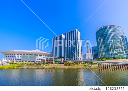 日本の横浜都市景観 7月。みなとみらいのKアリーナなどを望む＝令和7年7月9日 128238853