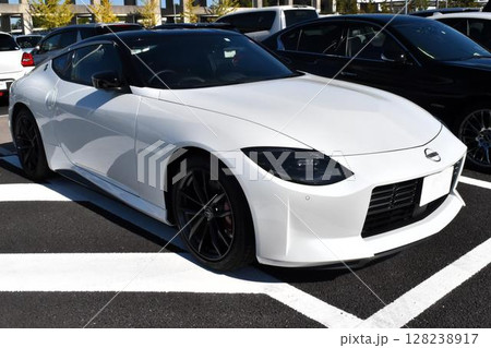白い車(日産・フェアレディZ 6代目(後期)RZ34型系) 128238917