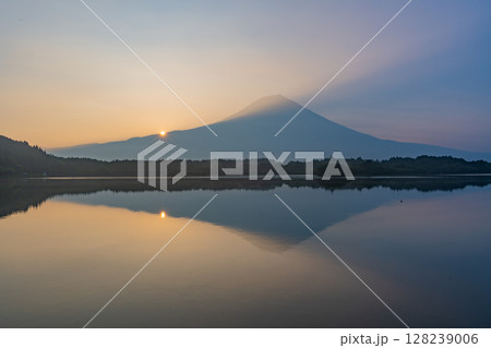 (静岡県)夏の田貫湖 富士山 日の出 (静岡県)夏の田貫湖 富士山 日の出 128239006