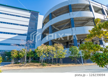 物流施設　物流センターのランプウェイ 128239094