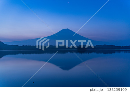 （静岡県）夏の田貫湖　富士山　夜明け前 128239109