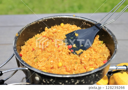 アウトドアで作るドライカレー 128239266