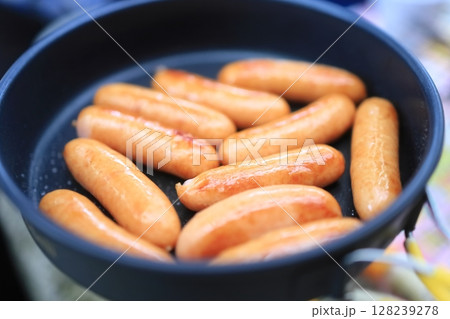 アウトドアで焼くウインナーソーセージ 128239278