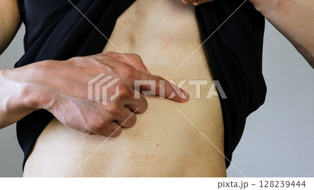 お腹を指差す男性 お腹を指差す男性 128239444