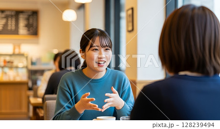 カフェで友人と話す女性 128239494