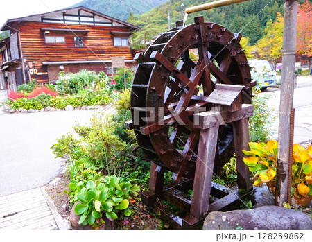 水車 佐藤民芸品店 荻町合掌造り集落 世界文化遺産 白川郷 茅葺 水車 佐藤民芸品店 荻町合掌造り集落 世界文化遺産 白川郷 茅葺 128239862