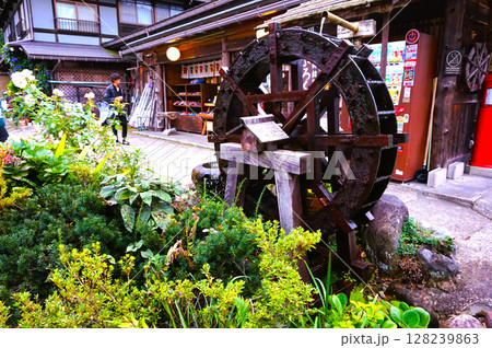 水車 佐藤民芸品店 荻町合掌造り集落 世界文化遺産 白川郷 茅葺 水車 佐藤民芸品店 荻町合掌造り集落 世界文化遺産 白川郷 茅葺 128239863