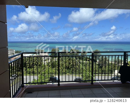 ホテルのバルコニーから見る海 ホテルのバルコニーから見る海 128240613