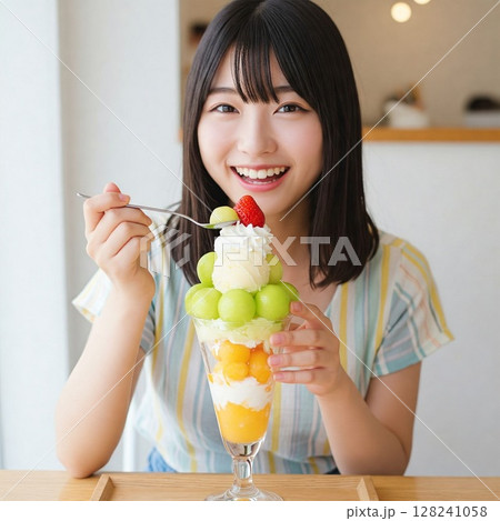 旬のフルーツパフェを楽しむ笑顔の女性|メロン、マンゴー、スイーツ、カフェ、夏、至福の時間 旬のフルーツパフェを楽しむ笑顔の女性|メロン、マンゴー、スイーツ、カフェ、夏、至福の時間 128241058
