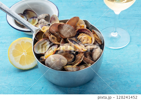 Vongole clams in a sauce pan, with lemon and white wine 128241452