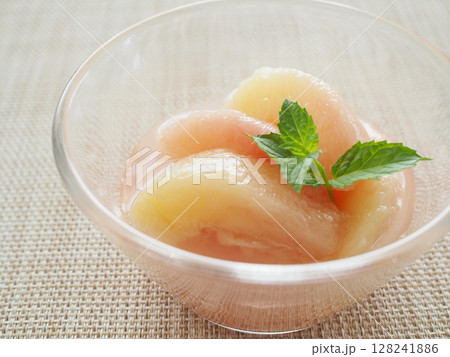 おいしい桃のコンポート 128241886
