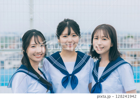 屋上にいる女子高生3人 128241942