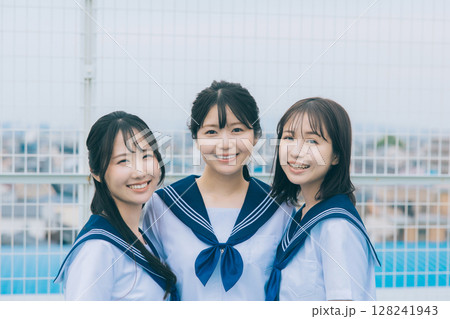 屋上にいる女子高生3人 128241943
