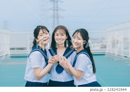 屋上にいる女子高生3人 128241944