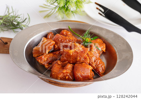 味付け豚角切り肉 128242044