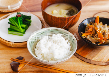 炊きたてご飯と副菜 128242054