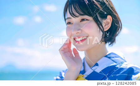 浴衣で寛ぐ女性 浴衣で寛ぐ女性 128242085