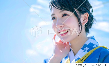 空を見上げる浴衣の女性 128242091