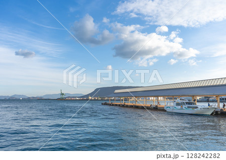 香川県高松市 高松港浮桟橋の風景 香川県高松市 高松港浮桟橋の風景 128242282