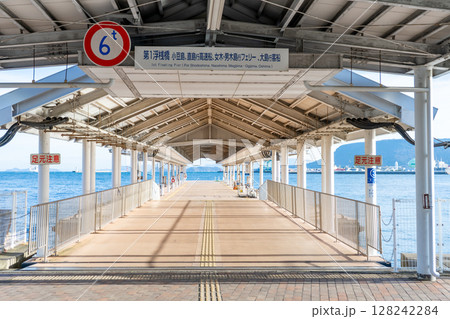 香川県高松市　高松港浮桟橋の風景 128242284