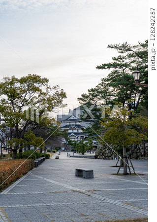 香川県高松市 玉藻公園(高松城) 香川県高松市 玉藻公園(高松城) 128242287