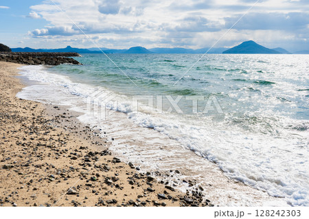 香川県小豆郡 豊島の浜辺の風景 香川県小豆郡 豊島の浜辺の風景 128242303
