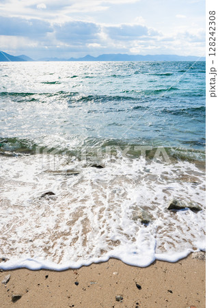香川県小豆郡　豊島の浜辺の風景 128242308