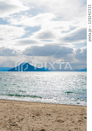 香川県小豆郡　豊島の浜辺の風景 128242315