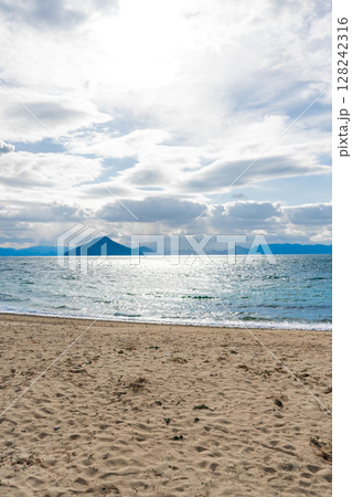 香川県小豆郡 豊島の浜辺の風景 香川県小豆郡 豊島の浜辺の風景 128242316
