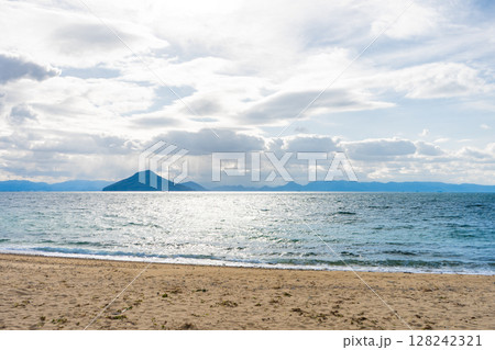 香川県小豆郡 豊島の浜辺の風景 香川県小豆郡 豊島の浜辺の風景 128242321