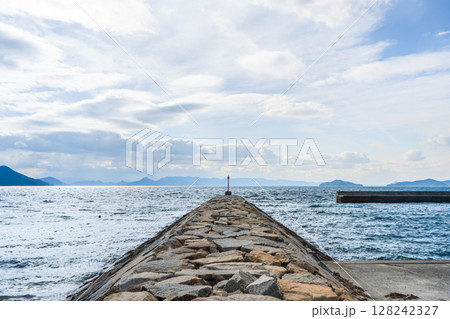 香川県小豆郡　豊島　防波堤のある海岸 128242327