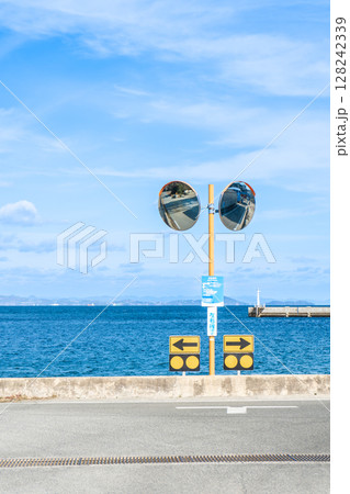 香川県豊島　海がみえる道のカーブミラー　夏イメージ 128242339