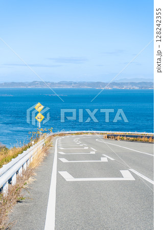 香川県小豆郡　豊島　海が見える坂道の風景 128242355
