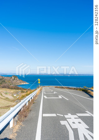 香川県小豆郡　豊島　海が見える坂道の風景 128242356