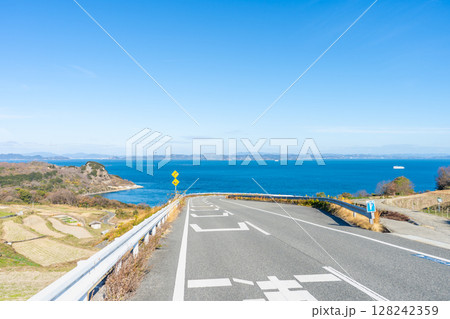 香川県小豆郡　豊島　海が見える坂道の風景 128242359
