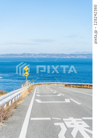 香川県小豆郡 豊島 海が見える坂道の風景 香川県小豆郡 豊島 海が見える坂道の風景 128242360