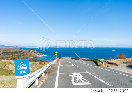 香川県小豆郡 豊島 海が見える坂道の風景 香川県小豆郡 豊島 海が見える坂道の風景 128242365