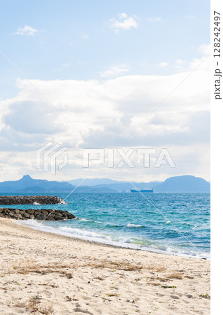 香川県小豆郡 豊島の浜辺の風景 香川県小豆郡 豊島の浜辺の風景 128242497