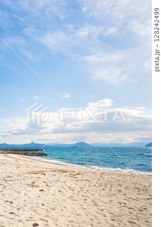 香川県小豆郡 豊島の浜辺の風景 香川県小豆郡 豊島の浜辺の風景 128242499