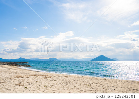 香川県小豆郡 豊島の浜辺の風景 香川県小豆郡 豊島の浜辺の風景 128242501