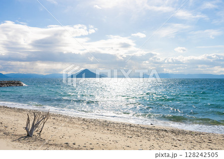 香川県小豆郡 豊島の浜辺の風景 香川県小豆郡 豊島の浜辺の風景 128242505