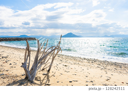 香川県小豆郡 豊島の浜辺の風景 香川県小豆郡 豊島の浜辺の風景 128242511