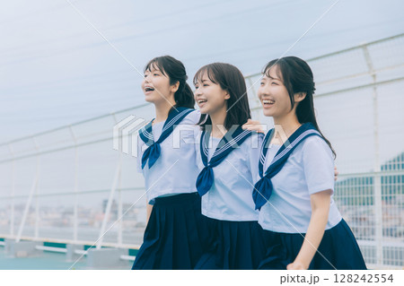 肩を組む女子高生3人 128242554