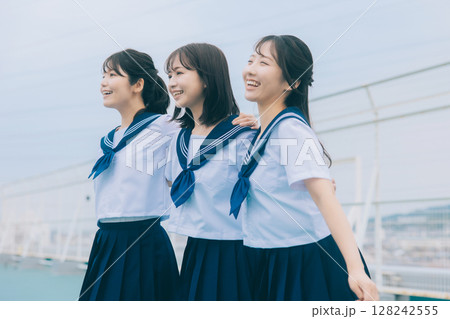 肩を組む女子高生3人 128242555